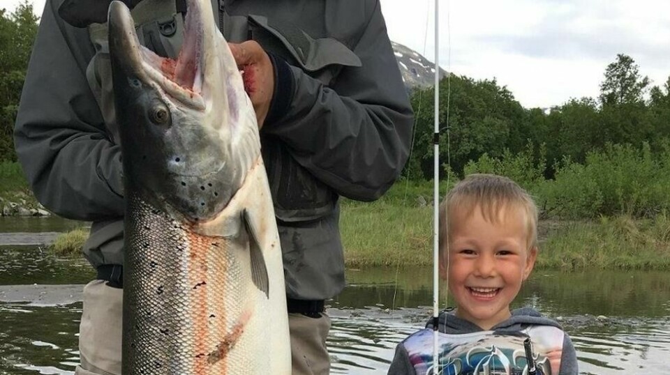 Elian poserer stolt med den imponerende fangsten som er større enn ham selv. Foto: Maja Josefine Sellevoll