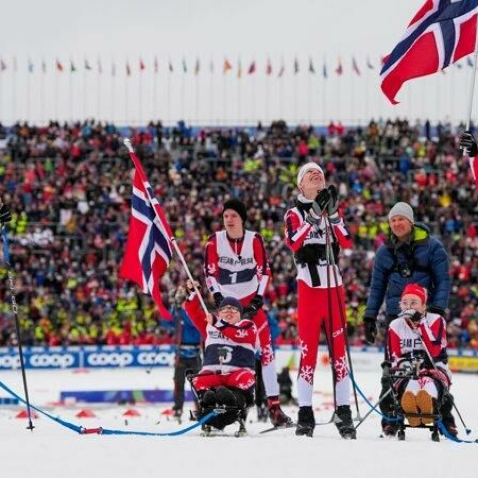 Trygve Kroken-Braate og Team Pølsa under Drømmedag for barn og unge under VM Trondheim 2025 i Granåsen.