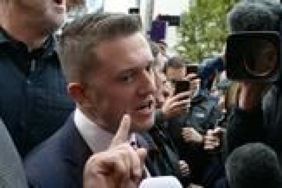 Den høyreradikale briten Tommy Robinson utenfor domstolen Old Bailey i London 23. oktober. NTB Scanpix/AFP. Den høyreradikale briten Tommy Robinson utenfor domstolen Old Bailey i London 23. oktober. NTB Scanpix/AFP.