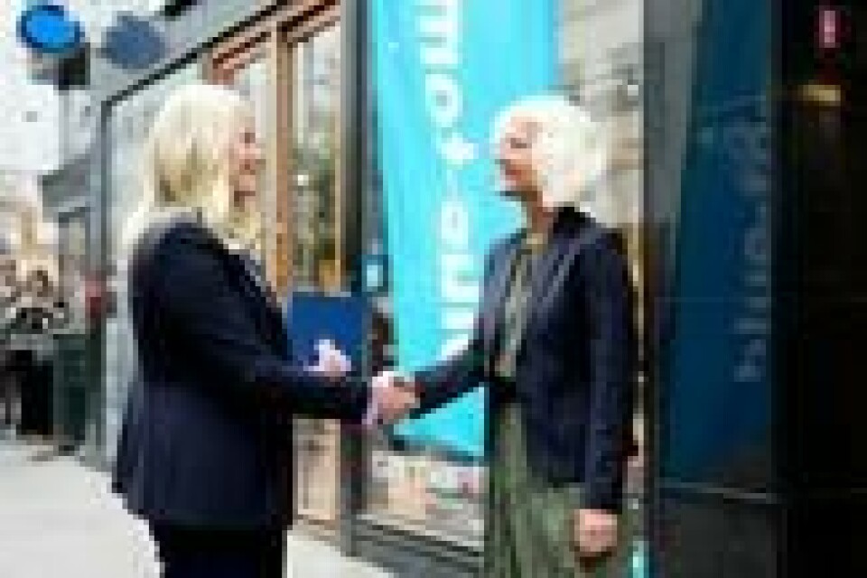 Generalsekretær Tove Gundersen takker kronprinsesse Mette-Marit for besøket til Rådet for psykisk helse mandag, i forbindelse med verdensdagen for psykisk helse. Foto: Beate Oma Dahle / NTB Generalsekretær Tove Gundersen takker kronprinsesse Mette-Marit for besøket til Rådet for psykisk helse mandag, i forbindelse med verdensdagen for psykisk helse. Foto: Beate Oma Dahle / NTB Foto: NTB