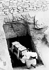 Fortidsminner hentes opp under utgravninger av Kong Tut-Ankh-Amons grav på 1920-tallet. Scanpix/AP.