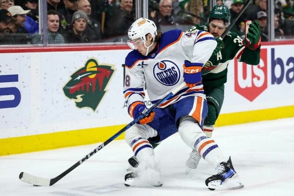 Mats Zuccarello (i grønt) i duell med Edmonton Oilers' Noah Philp. Nordmannen noterte seg for to målgivende i onsdagens kamp, men Oilers vant til slutt 5–3.
