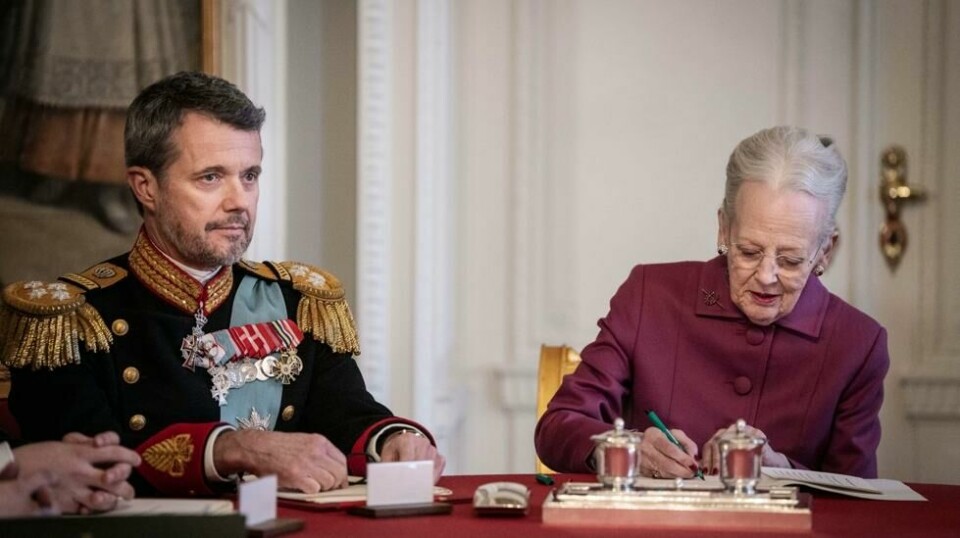 Dronning Margrethe, som nylig abdiserte og overlot tronen til sønnen Frederik, ble lørdag tildelt prisen som Årets kostymedesigner da Danmarks filmakademi delte ut Robert-prisen, danskenes svar på Oscar. Foto: Mads Claus Rasmussen / Ritzau Scanpix / AP / NTB