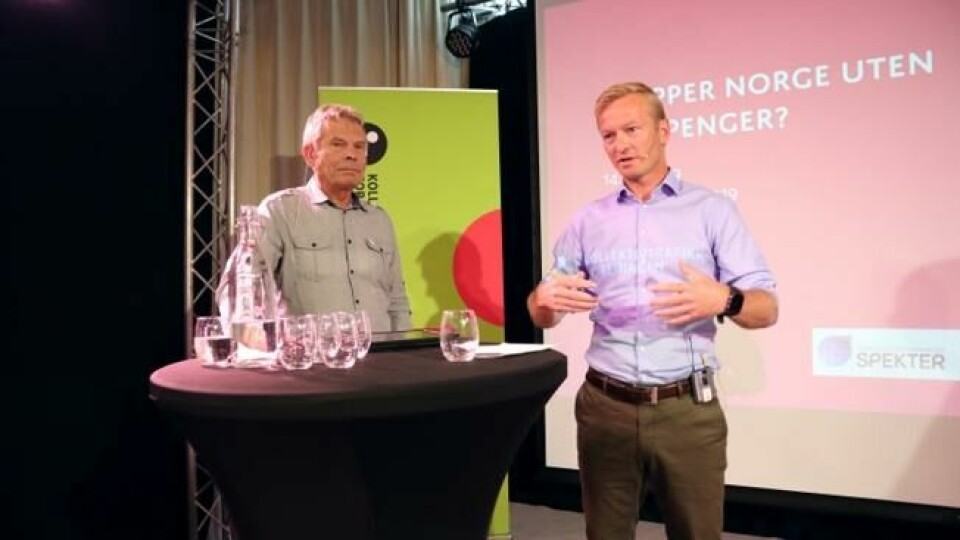 Stortingspolitikerne Arne Nævra (SV) og Helge Orten (H) var begge enige om at bompenger fører til raskere utbygging av infrastrukturprosjekter, og at det derfor er fristende å ta det i bruk. Nævra mener imidlertid regjeringen bruker altfor mye penger på motorveier, og vil heller bygge jernbane. Stortingspolitikerne Arne Nævra (SV) og Helge Orten (H) var begge enige om at bompenger fører til raskere utbygging av infrastrukturprosjekter, og at det derfor er fristende å ta det i bruk. Nævra mener imidlertid regjeringen bruker altfor mye penger på motorveier, og vil heller bygge jernbane. Foto: Elisabeth Bergskaug/ABC Nyheter
