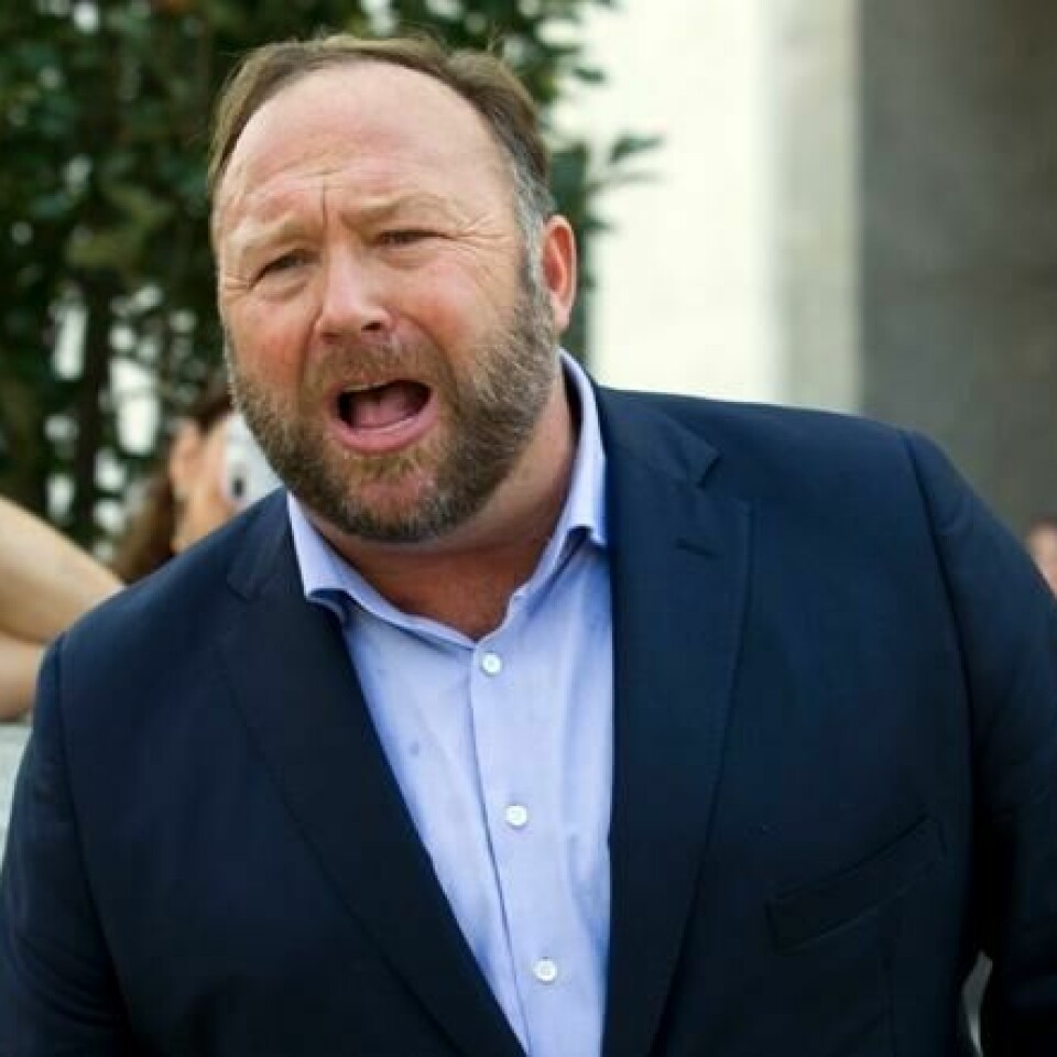 Konspirasjonsteoretikeren Alex Jones utenfor Capitol Hill i Washington 5. september. NTB Scanpix/AP. Konspirasjonsteoretikeren Alex Jones utenfor Capitol Hill i Washington 5. september. NTB Scanpix/AP.