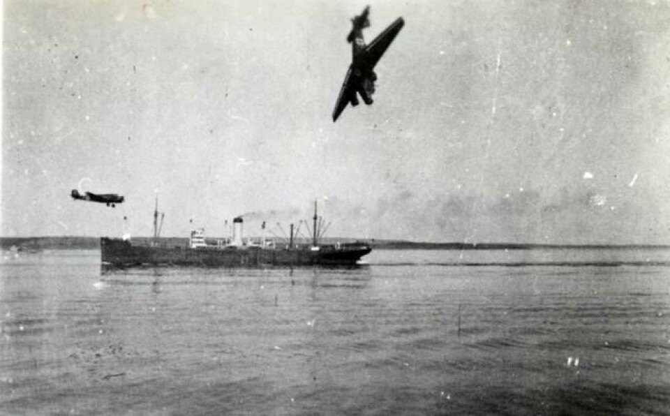 En tysk Junkers 52 styrter i havet, sannsynligvis langs norskekysten. Begge flyene på bildet er merket som ambulansefly med et kors på hvit bunn. En tysk Junkers 52 styrter i havet, sannsynligvis langs norskekysten. Begge flyene på bildet er merket som ambulansefly med et kors på hvit bunn. Foto: Ukjent tysk soldat / Levanger Fotomuseum/ Renbjørsamlingen