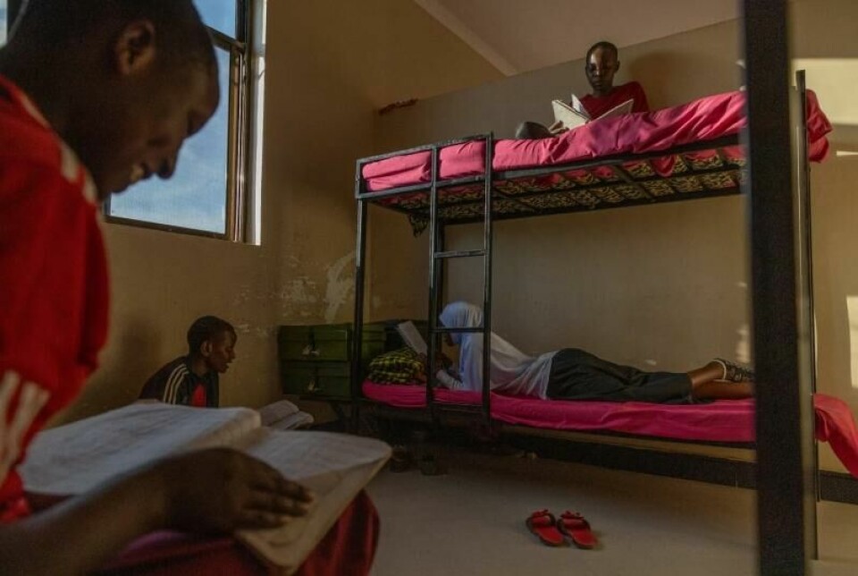 Jenter på en internatskole som er støttet av midler fra et karboninitiativet i Makame. Jenter er tradisjonen tro ikke prioritert for utdanning, men nå får mange jenter muligheten til skolegang. Jenter på en internatskole som er støttet av midler fra et karboninitiativet i Makame. Jenter er tradisjonen tro ikke prioritert for utdanning, men nå får mange jenter muligheten til skolegang. Foto: Sofi Lundin