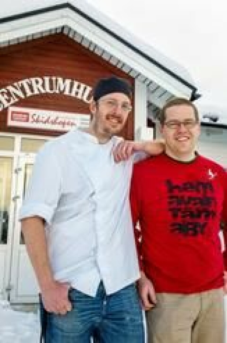 GODE KOKKER: I Centrumhuset i bunnen av skibakken i Hemavan serverer duoen Söderlund & Persson (Ola og Anders) god kraftkost for hele familien. GODE KOKKER: I Centrumhuset i bunnen av skibakken i Hemavan serverer duoen Söderlund & Persson (Ola og Anders) god kraftkost for hele familien.