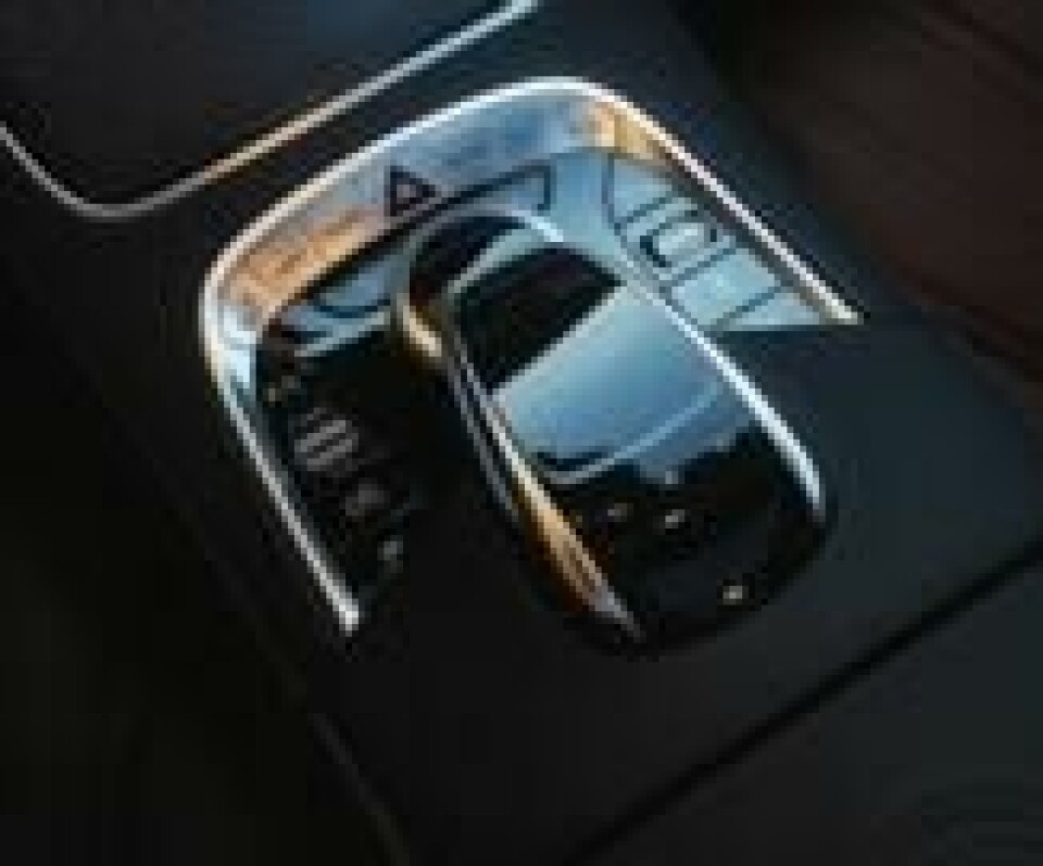 Mercedes har beholdt den velfungerende betjeningen av skjermer og menyer. Mercedes har beholdt den velfungerende betjeningen av skjermer og menyer.