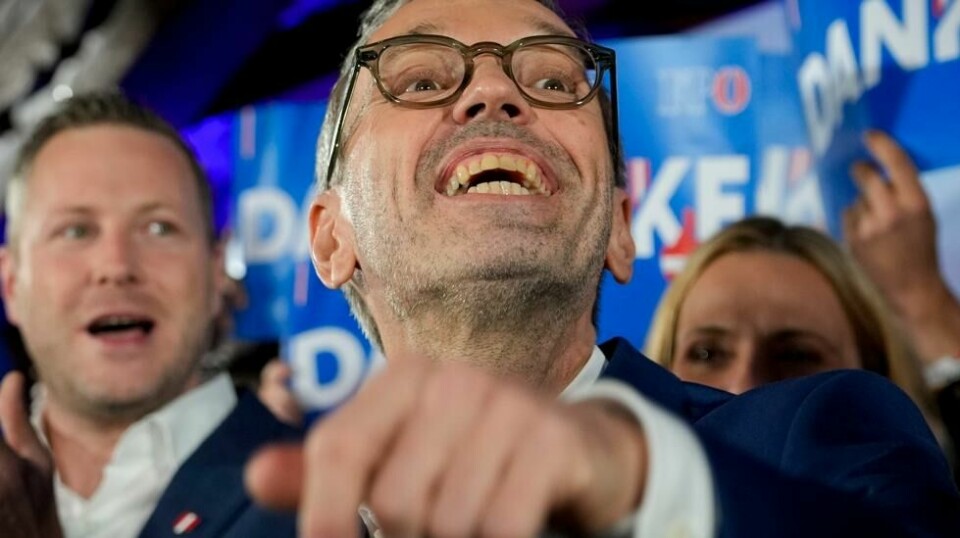 Herbert Kickl, leder for Frihetspartiet, møtte tilhengerne i Wien da valgseieren var et faktum søndag. Foto: Andreea Alexandru / AP / NTB