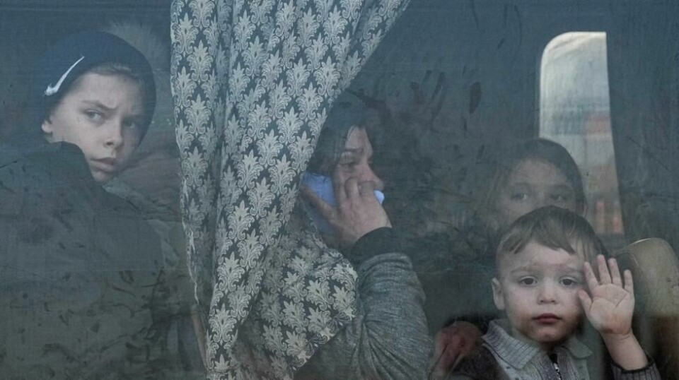 Internt fordrevne ser ut fra en buss ved et flyktningsenter i Zaporizhia, Ukraina. Foto: AP Photo/Evgeniy Maloletka
