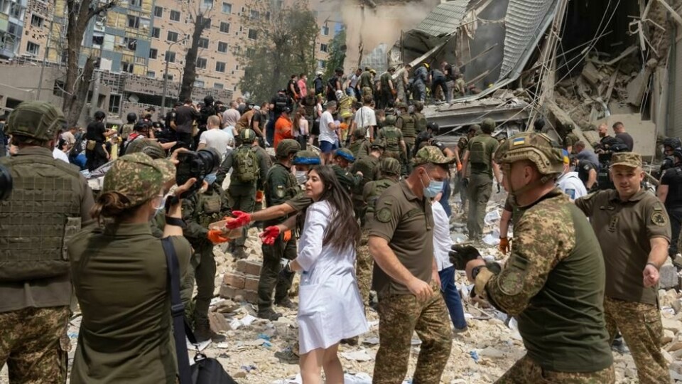 Hjelpen strømmet til etter et russisk angrep mot et barnesykehus i Kyiv i juli. Hjelpen strømmet til etter et russisk angrep mot et barnesykehus i Kyiv i juli. Foto: Efrem Lukatsky / AP / NTB