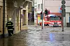 Vannet steg søndag i Jeseniks gater i Tsjekkia. Foto: AP / NTB