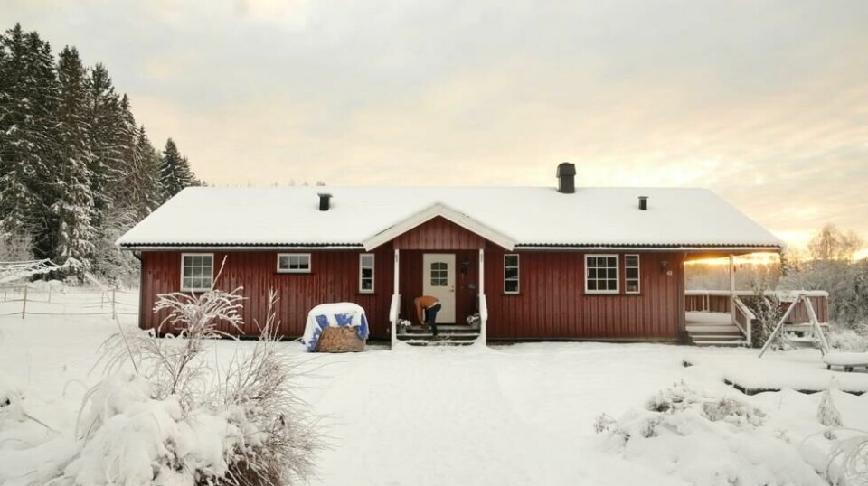 På gården i Stange i Hedmark, låner Susanne Noordhoek og mannen hennes ut både hjemmet og bilen – uten å ta betalt for det.