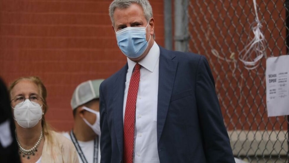 New Yorks borgermester Bill de Blasio ber newyorkere ta grep. New Yorks borgermester Bill de Blasio ber newyorkere ta grep. Foto: Spencer Platt / AFP/NTB