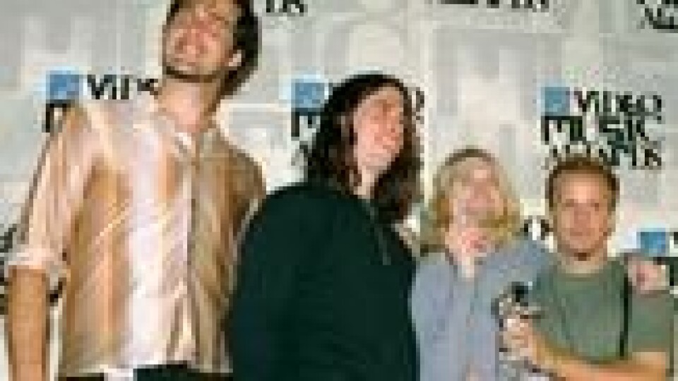 Året etter dette bildet ble tatt mistet Grohl kompisen og bandmedlemmet i Nirvana Kurt Cobain (27). Året etter dette bildet ble tatt mistet Grohl kompisen og bandmedlemmet i Nirvana Kurt Cobain (27). Foto: Mark J. Terrill / AP/NTB