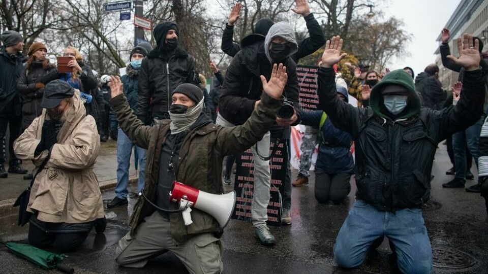 Under pandemien protesterte mange medlemmer av Reichbürgergruppen mot myndighetene. I 2022 ble også 25 tilknyttet en del av gruppen arrestert for å angivelig planlegge et statskupp. Foto: Boris Roessler/dpa via AP Under pandemien protesterte mange medlemmer av Reichbürgergruppen mot myndighetene. I 2022 ble også 25 tilknyttet en del av gruppen arrestert for å angivelig planlegge et statskupp. Foto: Boris Roessler/dpa via AP