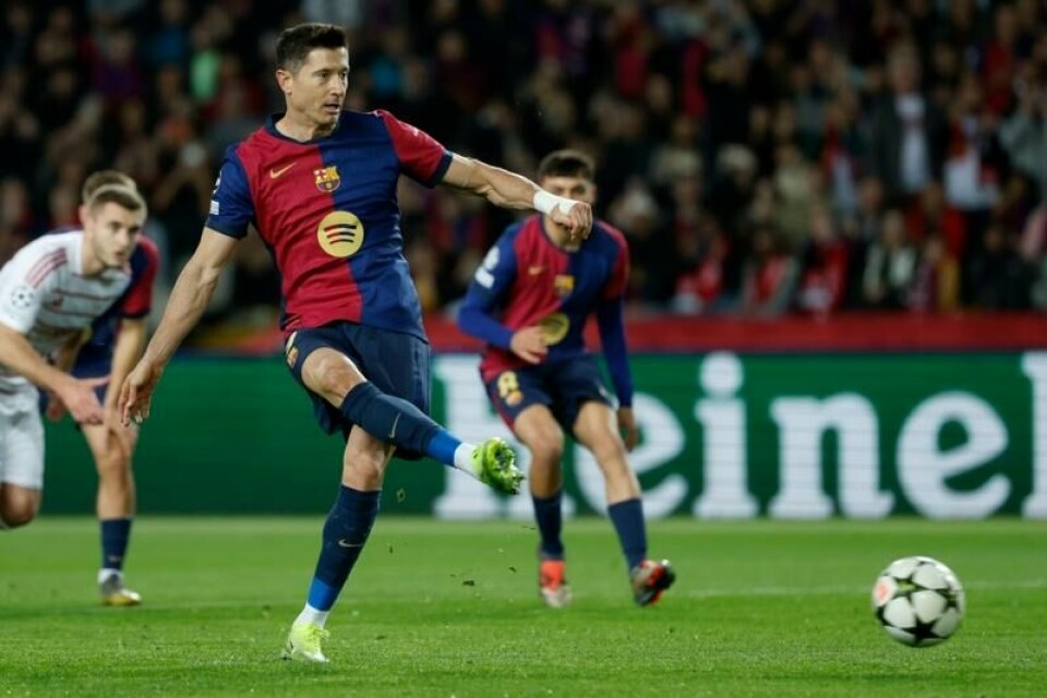Robert Lewandowski scorer sitt 100. mesterligamål på straffespark.