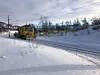 Arbeidstog på Bergensbanen. Skispor går tett ved og over jernbanesporet. Foto: Bjørn Løne, Spordrift AS