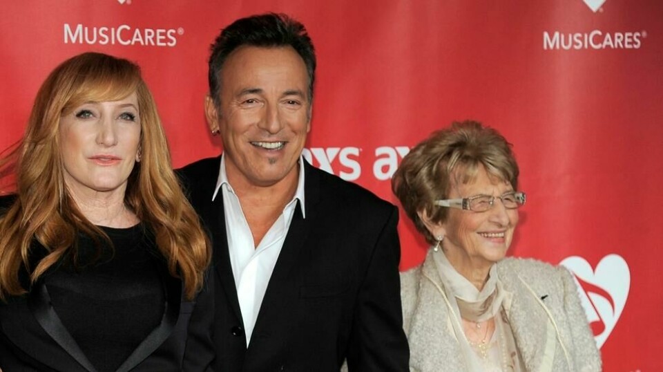 Bruce Springsteen flankert av sin kone Patti Scialfa og mor Adele Springsteen i 2013.