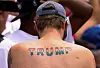 Mange tar tatoveringer av det som betyr noe for dem. Slik som denne mannen fra en Trump-kampanje i starten av juni. Foto: Brendan McDermid / Reuters/NTB