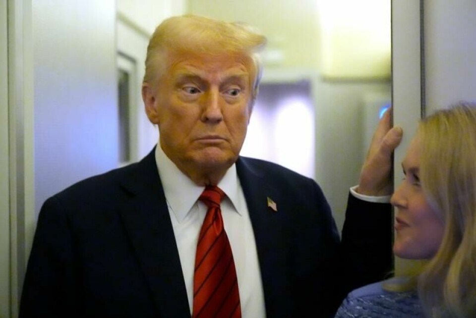 USAs president Donald Trump, her sammen med sin pressetalsperson Karoline Leavitt, spøkte mandag med tanken om en tredje presidentperiode. Den amerikanske grunnloven har siden 1951 satt grensen ved to periode, noe som også var sedvane fra George Washingtons dager. Kun Franklin D. Roosevelt har sittet i flere perioder; Han døde tidlig i det som ville blitt hans fjerde fireårsperiode.
