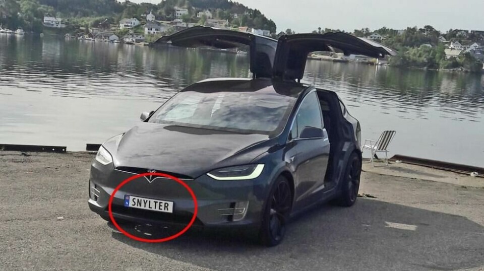 Her er selvironien på topp. Eieren av denne Tesla Model X-en, Vegard Linge fra Bergen, synes SNYLTER er et morsomt skilt, på en bil som er fritatt for avgifter i Norge. Foto: Privat.