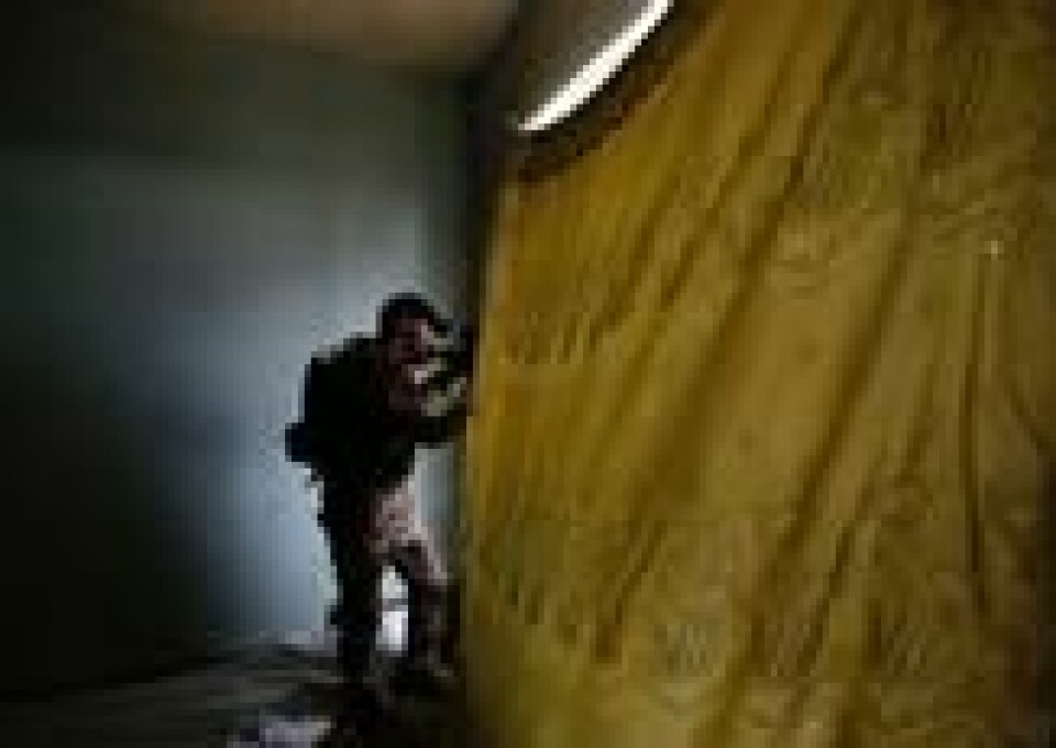 Et medlem av den irakiske antiterrorstyrken CTS iaktar stillingene til IS-krigere under kamper vest i MosulScanpix/REUTERS/Danish Siddiqui. Et medlem av den irakiske antiterrorstyrken CTS iaktar stillingene til IS-krigere under kamper vest i MosulScanpix/REUTERS/Danish Siddiqui.