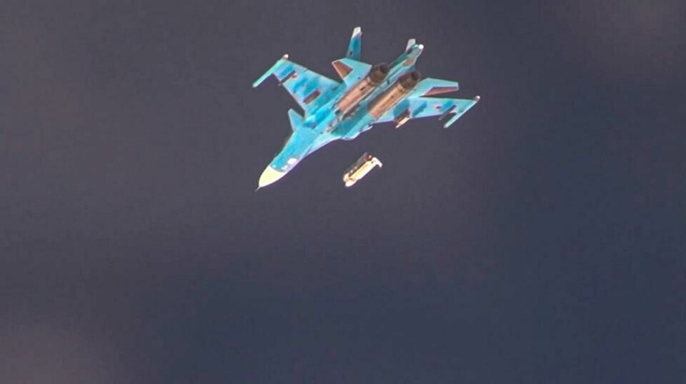 Glidebomber er blant truslene som omtales i FFI-rapporten «Erfaringer fra krigen i Ukraina – læringspunkter etter tusen dager med krig». Bildet viser et russisk kampfly slippe et slikt våpen mot mål i Ukraina.