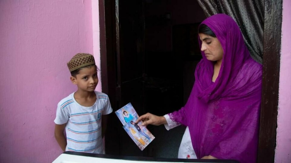 Nargis Bano jobber som hushjelp for familier i området. Men hun sliter med å forsørge sønnen og datteren sin, etter at mannen hennes ble drept i opptøyer rettet mot muslimer i Delhi i 2020.