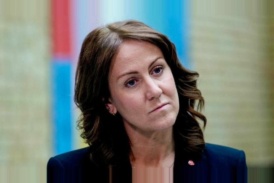 Arbeids- og inkluderingsminister Tonje Brenna (Ap) vil stille opp for dem som trenger det mest, men understreker samtidig at sosialhjelp ikke må bli en fattigdomsfelle. Arbeids- og inkluderingsminister Tonje Brenna (Ap) vil stille opp for dem som trenger det mest, men understreker samtidig at sosialhjelp ikke må bli en fattigdomsfelle. Foto: Javad Parsa / NTB