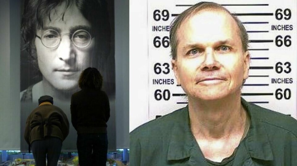 Bilde viser et portrett utstilt til minne om John Lennon. Ved siden av er drapsdømte Mark David Chapman avbildet i 2018.