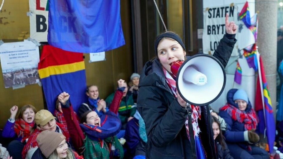 Artist og skuespiller Ella Marie Hætta Isaksen (25) utenfor regjeringskvartalet sammen aksjonister fra Natur og ungdom og Norske Samers Riksforbund Nuorat. Aksjonistene blokkerte inngangene til Olje- og energidepartementet. Artist og skuespiller Ella Marie Hætta Isaksen (25) utenfor regjeringskvartalet sammen aksjonister fra Natur og ungdom og Norske Samers Riksforbund Nuorat. Aksjonistene blokkerte inngangene til Olje- og energidepartementet. Foto: Håkon Mosvold Larsen / NTB