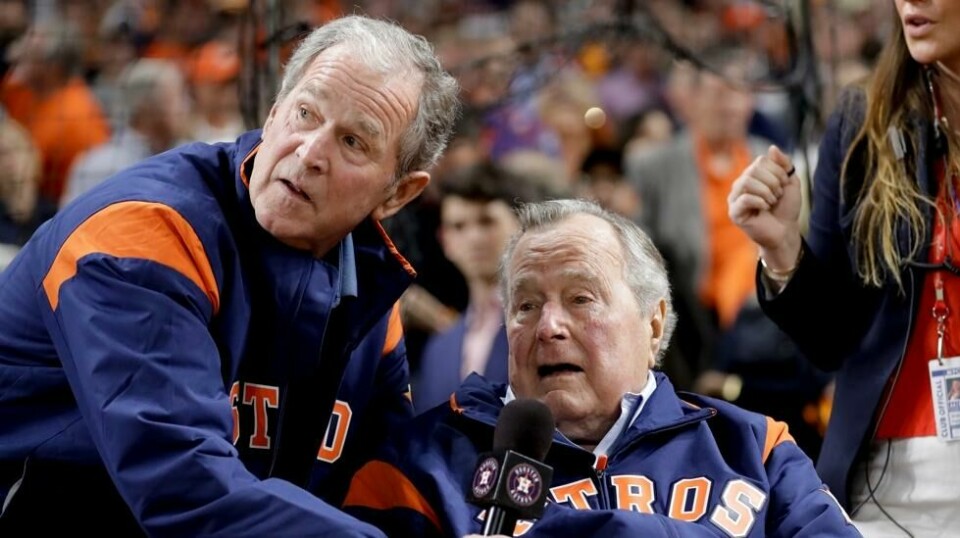 TRUMP-KRITIKERE: Far og sønn Bush er begge sterke kritikere av Donald Trump. – Jeg liker ham ikke. Jeg vet ikke mye om ham, men jeg vet at han er selvgod. Jeg er ikke veldig begeistret for at han skal være leder, sa George Bush da han var 93 år i 2016 om USAs nåværende president. Her i oktober i fjor.
