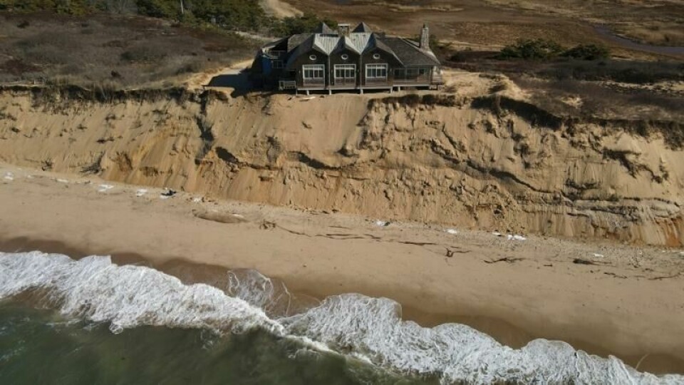 Klimaendringer og ekstremvær topper fortsatt lista over hva folk verden over er mest urolige for. Her fra Massachusets, hvor et hus er truet av erosjonen fra havet.