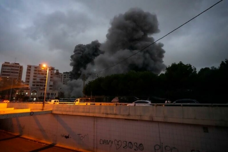 Røyk stiger fra et israelsk luftangrep i Beirut mandag.