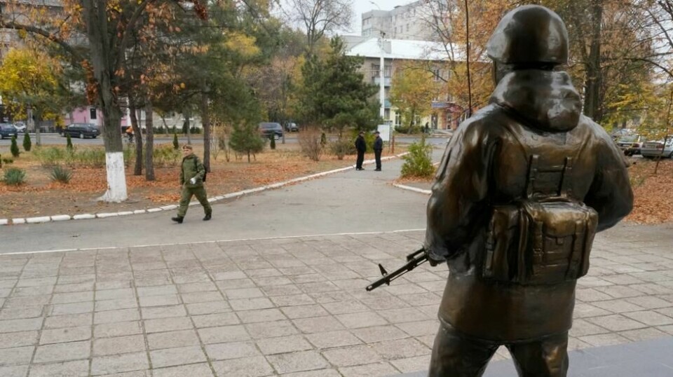 En tjenestemann går forbi en statue av en soldat nær hovedkvarteret for operasjonsgruppen for russiske styrker i Tiraspol, hovedstaden i utbryterregionen Transnistria.