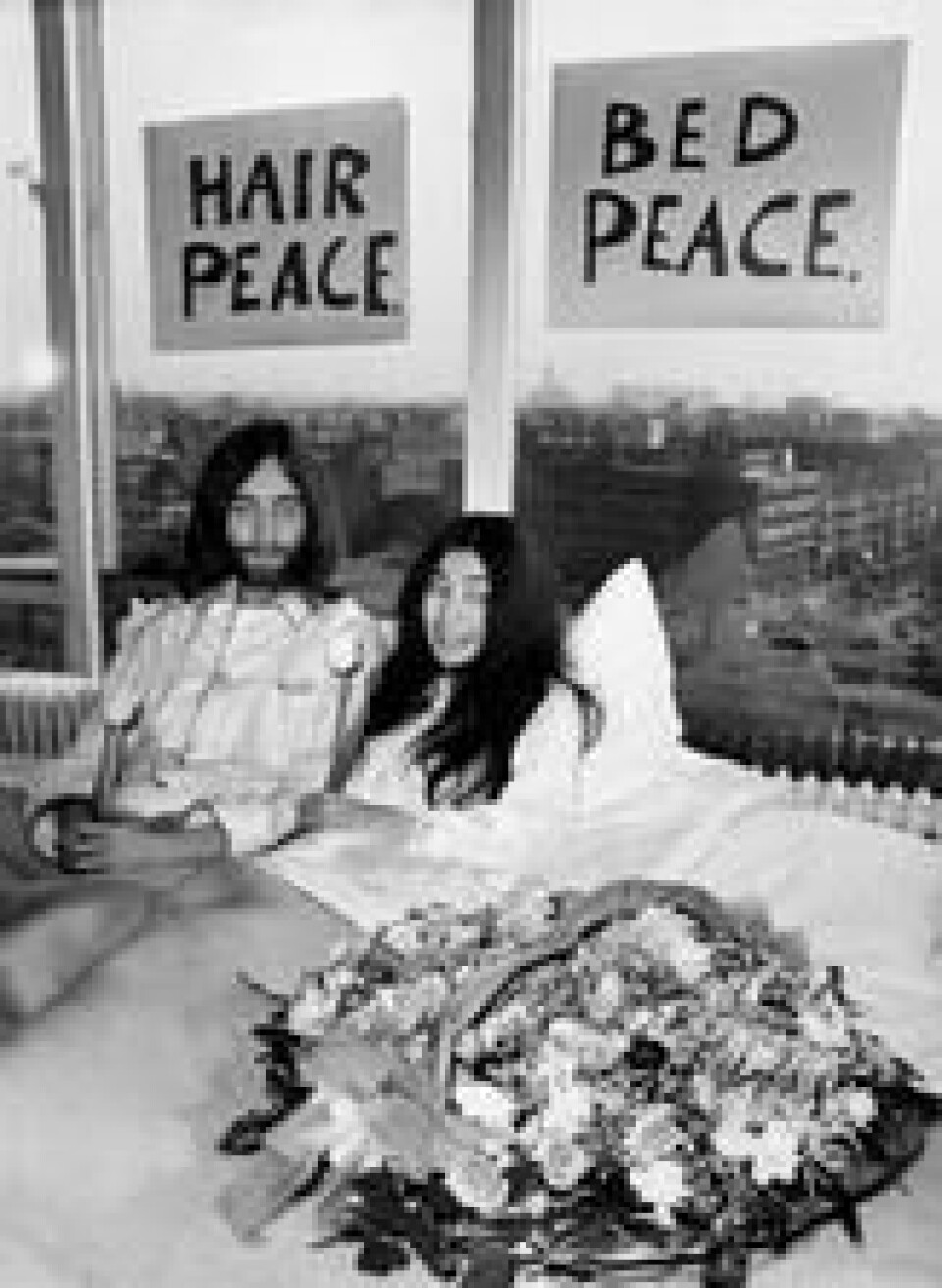John Lennon med hans kone Yoko Ono på sitt hotellrom i Amsterdam under deres bryllupsreise i 1969. John Lennon med hans kone Yoko Ono på sitt hotellrom i Amsterdam under deres bryllupsreise i 1969. Foto: - / AFP