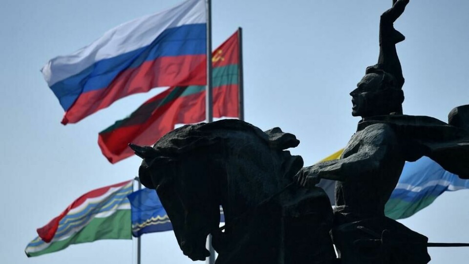 Flagget til Russland og Transnistria vaier i vinden nær monumentet til den russiske militærsjefen Alexander Suvorov fra 1700-tallet, i byen Tiraspol, hovedstaden i Transnistria – Moldovas pro-russiske utbryterregion på den østlige grensen til Ukraina. Flagget til Russland og Transnistria vaier i vinden nær monumentet til den russiske militærsjefen Alexander Suvorov fra 1700-tallet, i byen Tiraspol, hovedstaden i Transnistria – Moldovas pro-russiske utbryterregion på den østlige grensen til Ukraina. Foto: Sergej Gapon / AFP / NTB