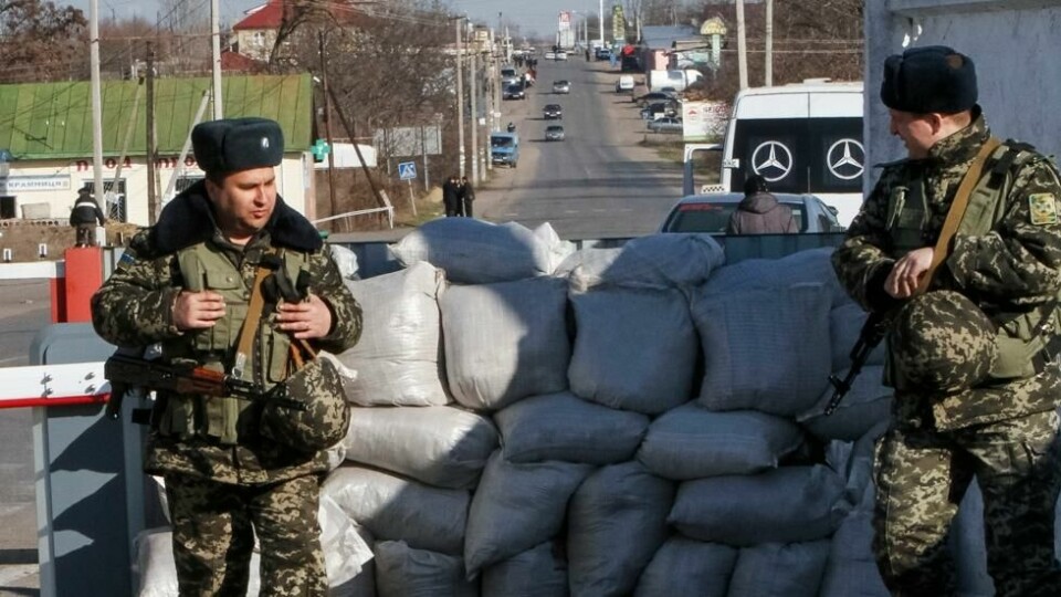 Ukrainske grensevakter står ved et sjekkpunkt ved grensen til Moldovas ubryterregion Transnistria. Ukrainske grensevakter står ved et sjekkpunkt ved grensen til Moldovas ubryterregion Transnistria. Foto: Jevgenyj Volokin / Reuters / NTB