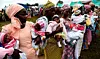 Mødre på rekke og rad med sine små tvillinger i forbindelse med en parade under tvillingfestivalen i Igbo-Ora. Foto: Pius Utomi Ekpei / AFP