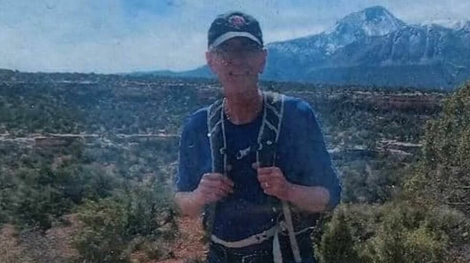 Rich Moore (71) var på tur sammen med Jack Russell-terrieren «Finney» i Colorado-fjellene da han forsvant sporløst. Til tross for at store letemannskaper ble satt inn i søket etter mannen, ble han ikke funnet før seks uker senere. Da var han død. (Foto:Facebook)