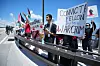 Demonstranter protesterte mot Israels statsminister Benjamin Netanyahu da han ankom Donald Trumps eiendom Mar-a-Lago i Florida fredag. Foto: Jim Rassol / AP