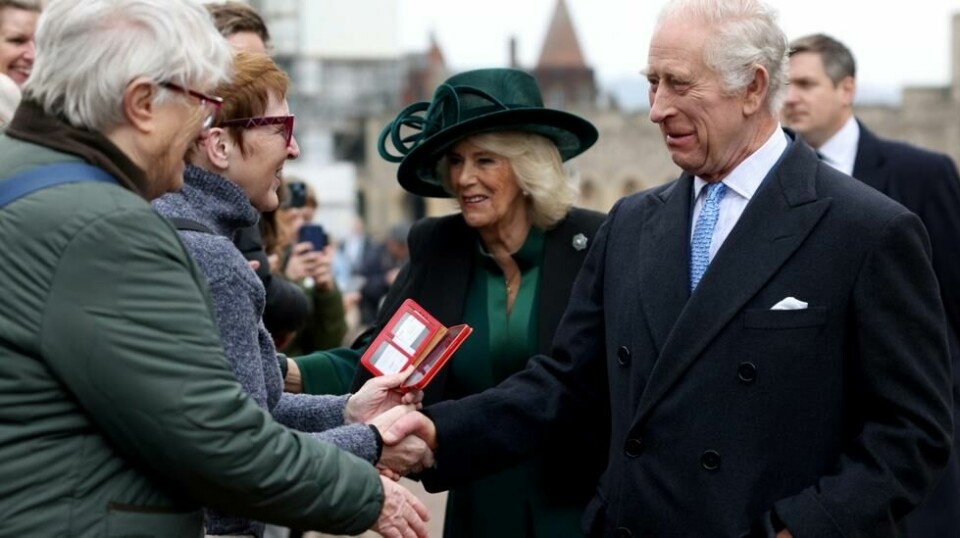 Kong Charles og dronning Camilla hilser på skuelystne etter påskegudstjenesten i St. George's Chapel i Windsor. Foto: Hollie Adams / AP / NTB
