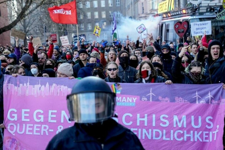 Hundrevis av motdemonstranter møtte opp i protest mot en nynazistisk demonstrasjon i Berlin.