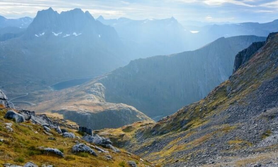 Senja er Norges nest største øy etter Hinnøya og ligger i Troms fylke. Senja er kjent for sitt varierte landskap og har blitt kalt et Norge i miniatyr. Foto: Shutterstock/NTB Scanpix Senja er Norges nest største øy etter Hinnøya og ligger i Troms fylke. Senja er kjent for sitt varierte landskap og har blitt kalt et Norge i miniatyr. Foto: Shutterstock/NTB Scanpix