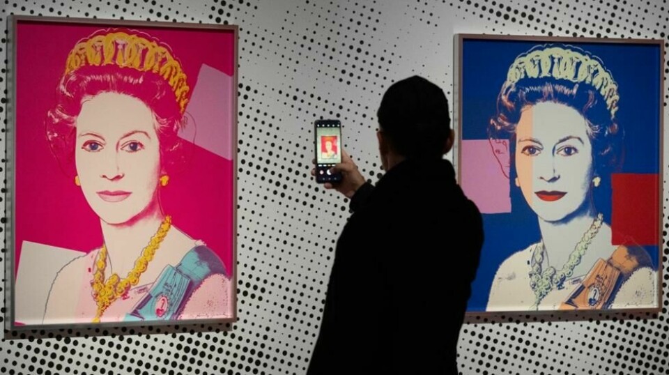 Et portrett av avdøde dronning Elizabeth av Storbritannia fra serien «Reigning Queens» var ett av bildene som ble stjålet i Nederland. Også et portrett av danske dronning Margrethe fra samme serie er på avveie. Foto: Peter Dejong / AP / NTB