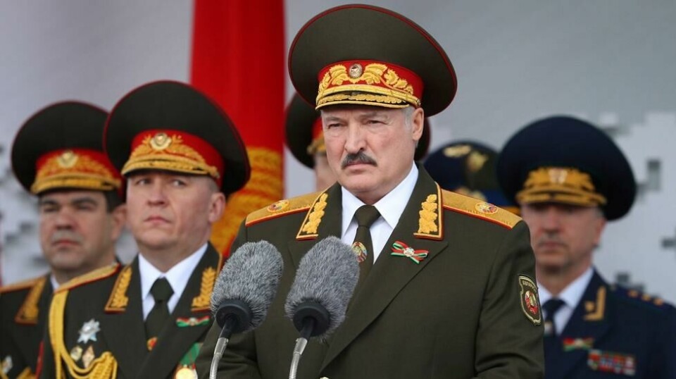 Belarus' president Aleksandr Lukasjenko lover å stille til valg som president igjen neste år. Søndag avla han stemme ved parlamentsvalget der bare partier som støtter ham, kunne stille. Foto: Belarus' presidentkontors pressetjeneste / AP / NTB