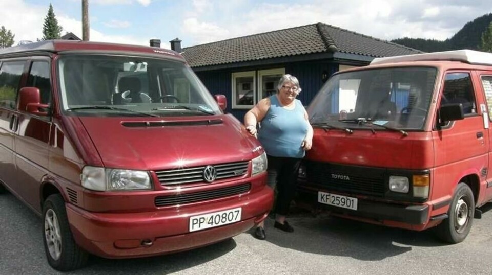 Torilds bobil bruker hun kun om sommeren. Den bærer det stolte navnet 'Snilen' (t.v.). Vinterbilen, en Renault, kaller hun 'Sølvpilen'. Foto: Privat