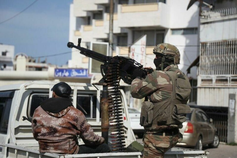 Bildet viser forsterkninger fredag i utkanten av Latakia, som ifølge statlige medier er sendt til området for å slå ned på «restene av Assads militser og dem som støtter dem».